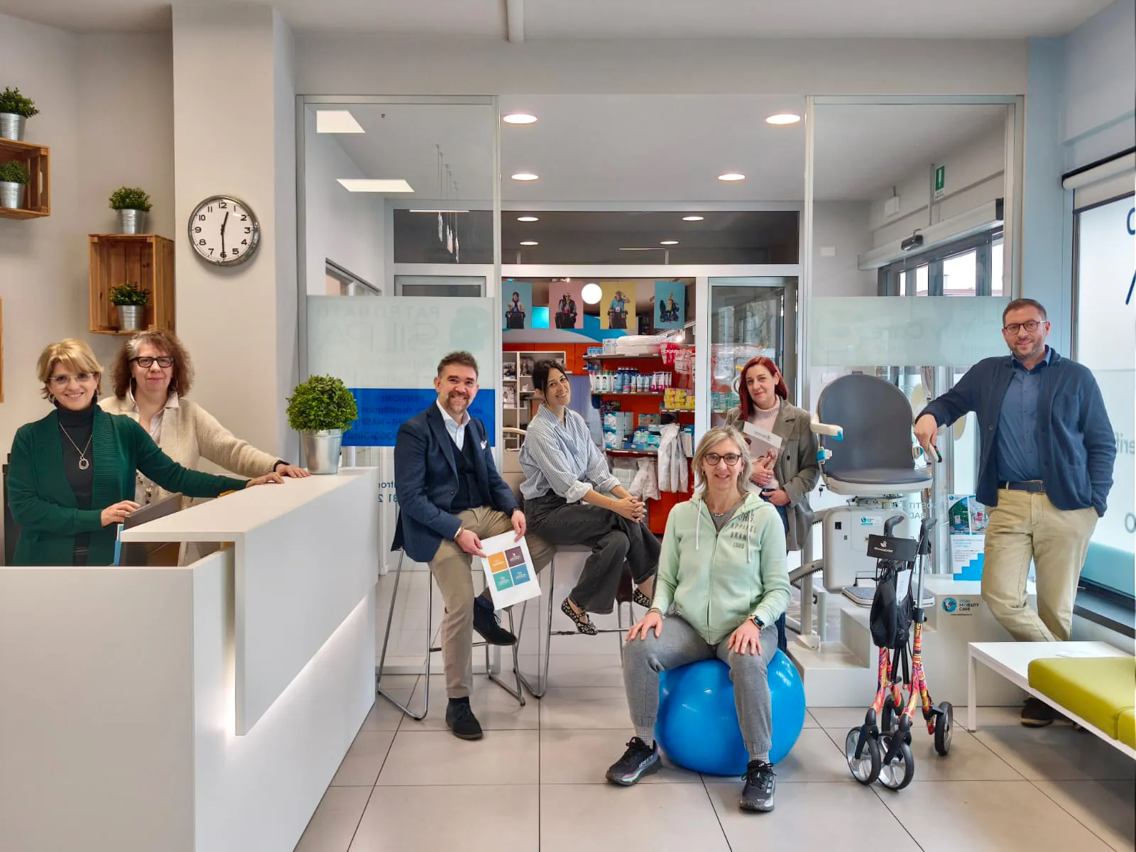 Il team Cocoon nell’ingresso della sede di Varese, tra la reception e lo store