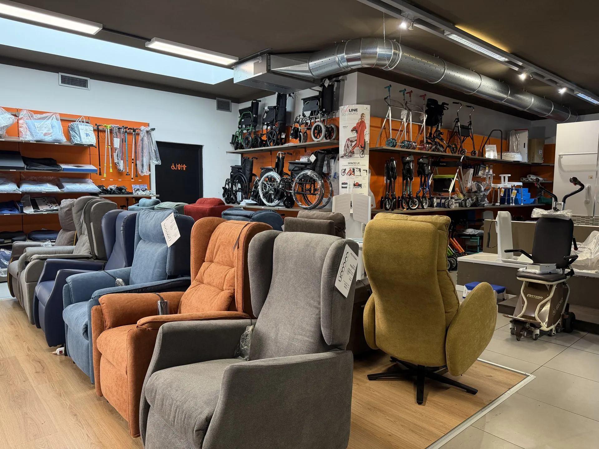 Poltrone alzapersone e ausili esposti nello store Cocoon di Varese