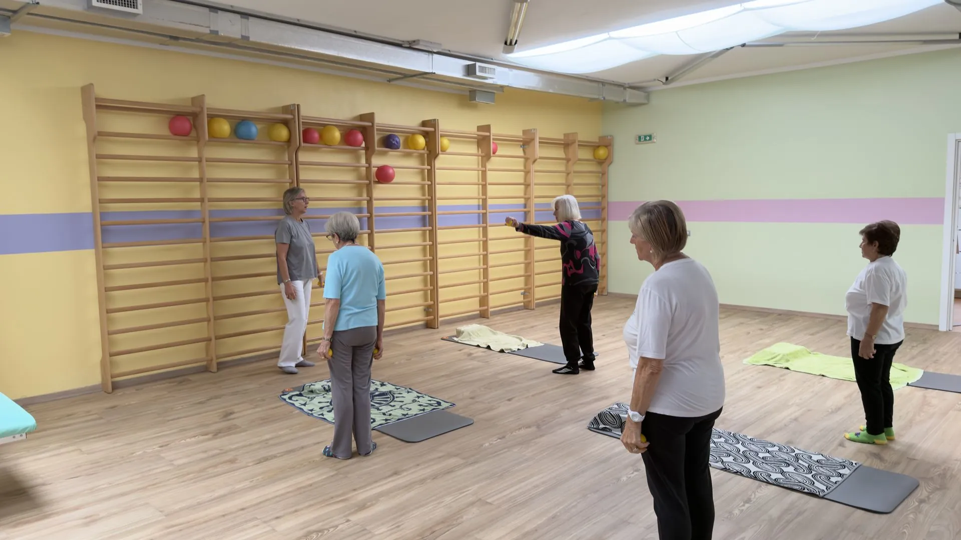Esercizio di ginnastica dolce alla spalliera nella palestra Cocoon